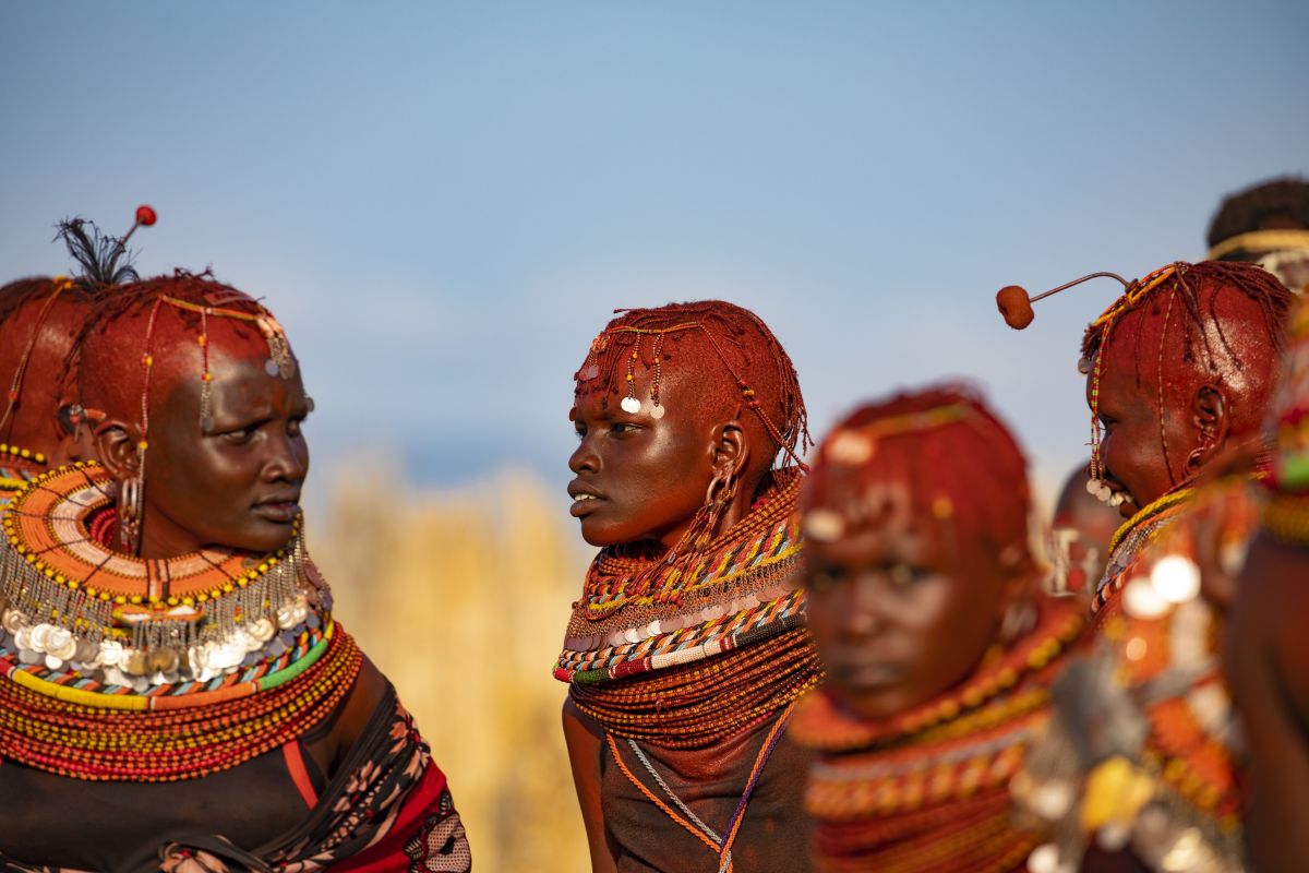 Traditionelle Turkana-Frauen in Kenia beim Tanz