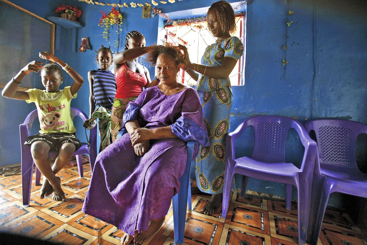 Friseursalon in Guinea: Frauen und Kinder im Haarstyling