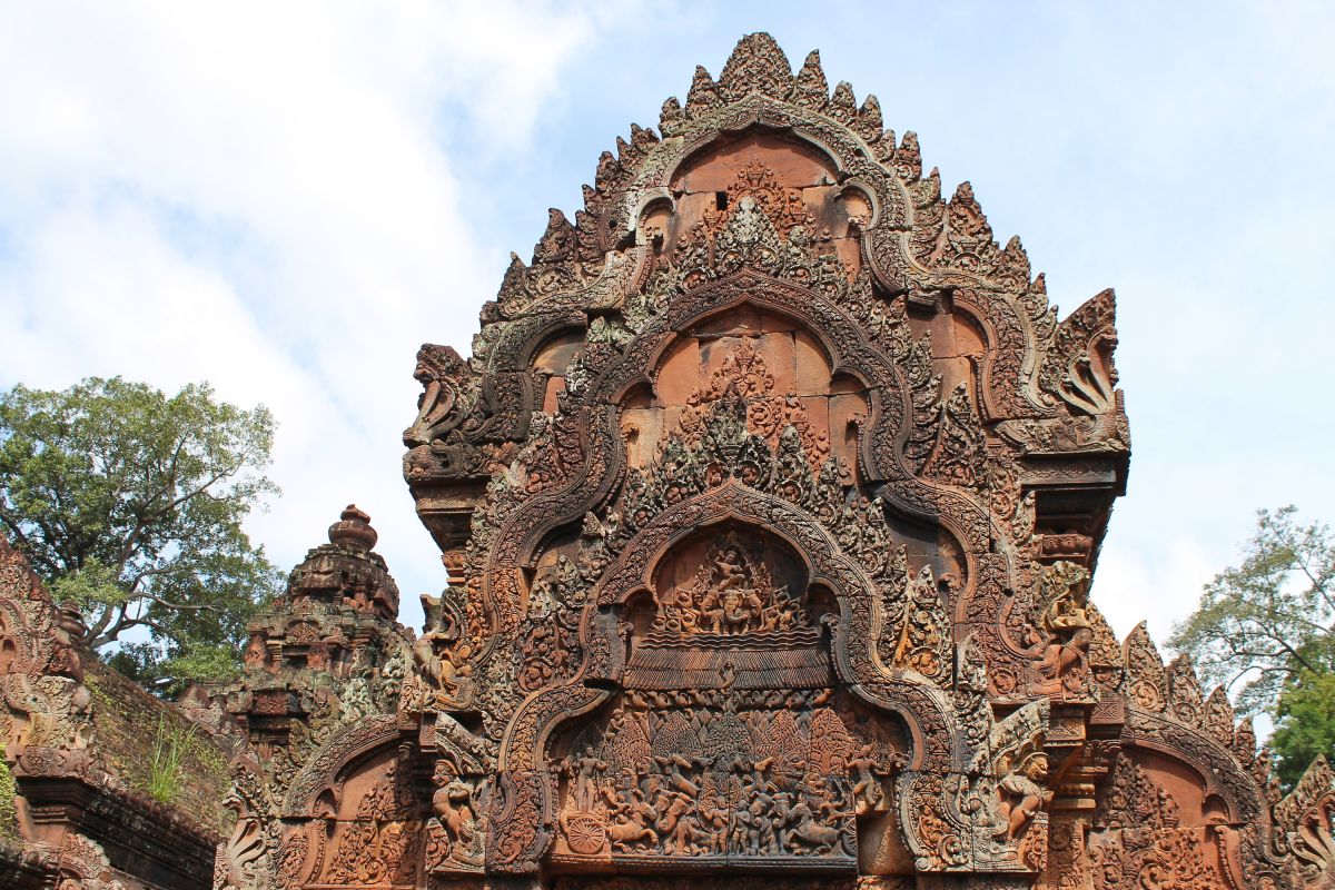 Entdecken Sie die außergewöhnlichen Flachreliefs im Tempel Banteay Srei in Kambodscha