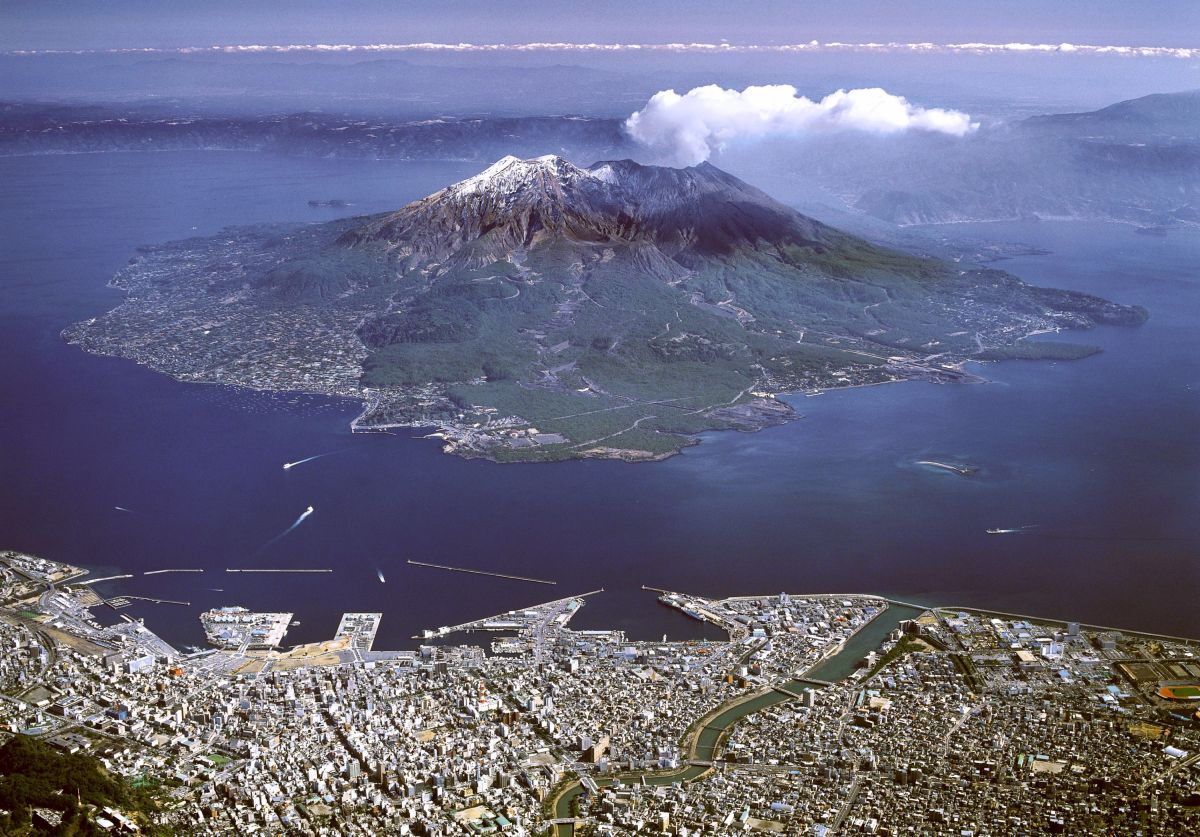 Kagoshima am südlichsten Punkt der Hauptinsel Kyushu mit Vulkan im Blick