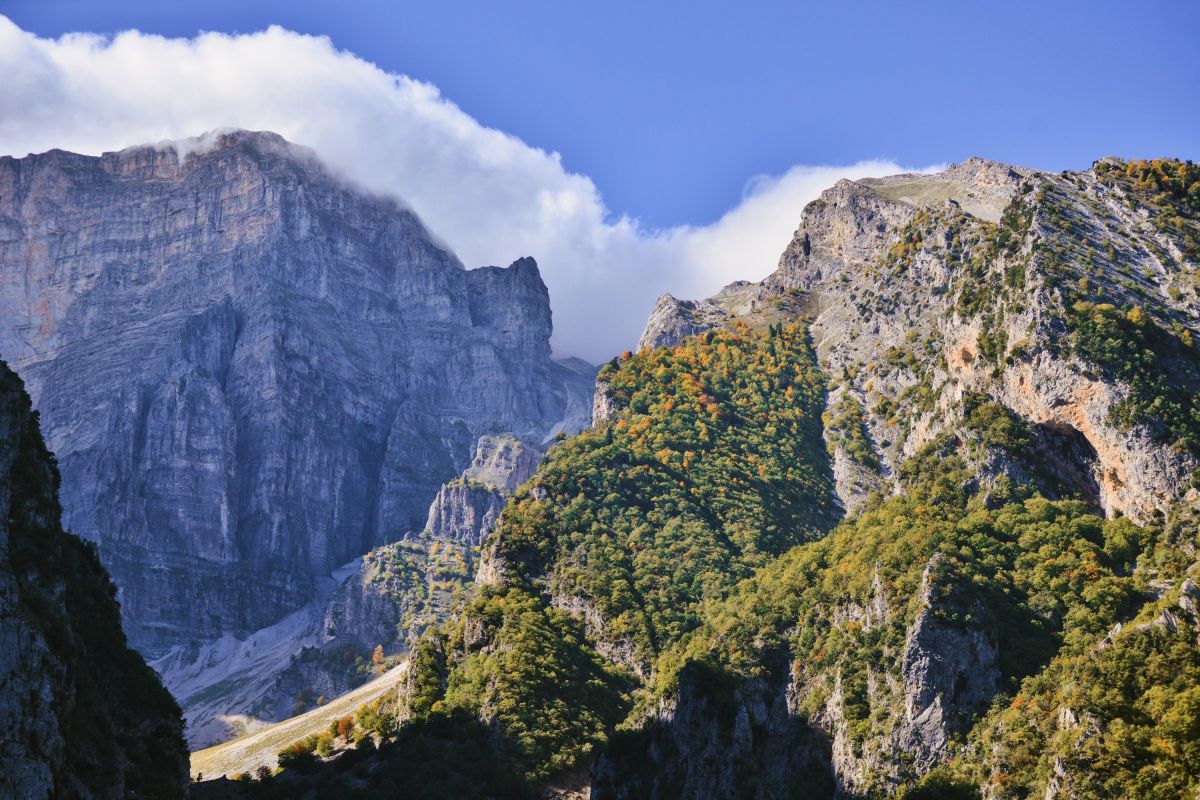 Atemberaubende Landschaft bei Permet in Südalbanien – Natur erleben