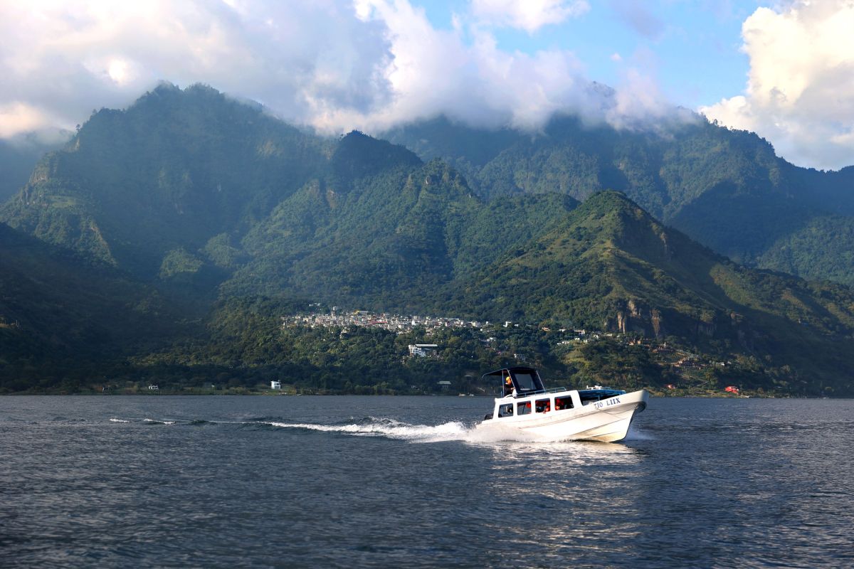 Bootfahren im malerischen San Pablo La Laguna, Guatemala