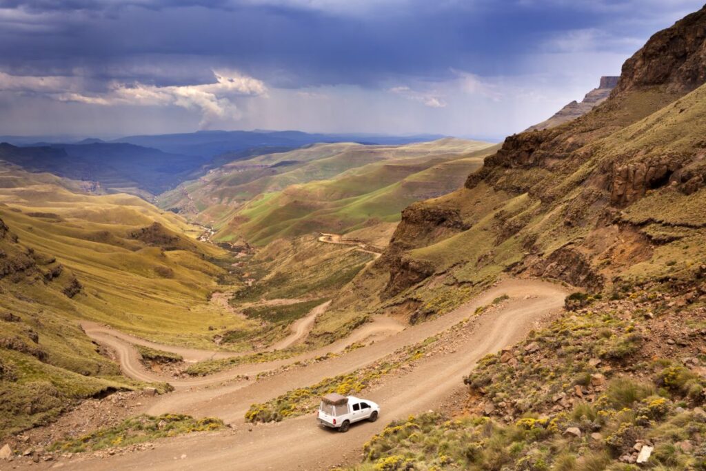 Erleben Sie die atemberaubende Fahrt durch die Drakensberge in Südafrika
