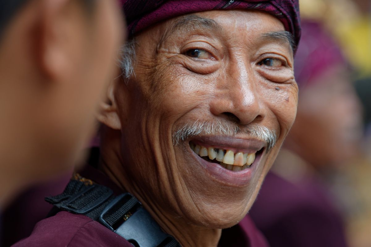 Portrait eines lächelnden Mannes auf Bali, Indonesien, der Freude ausstrahlt