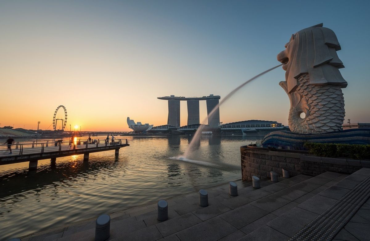Sonnenuntergang in Singapur mit Merlion-Statue, Marina Bay Sands und Singapore Flyer