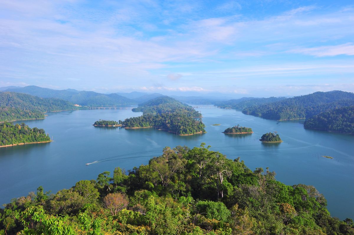 Erleben Sie die Schönheit des Royal Belum Nationalparks in Malaysia mit seinen malerischen Seen und Inseln.