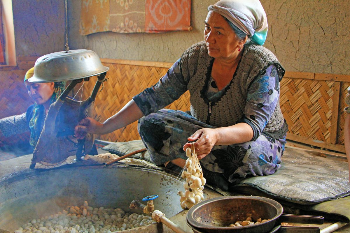 Seidenspinnerin im Ferganatal: Authentische Seidenproduktion in Usbekistan