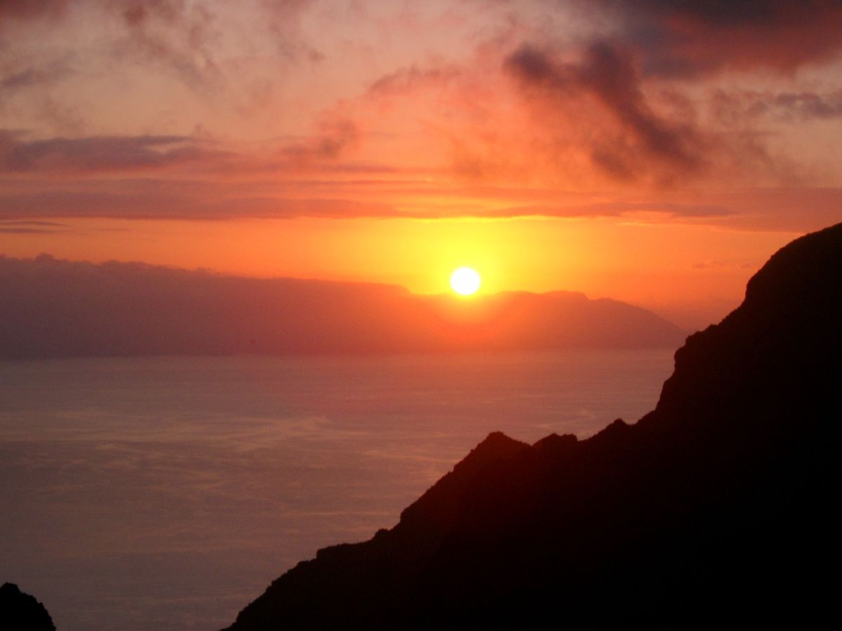 Sonnenuntergang auf La Gomera: Ein Blick über das ruhige Meer und die Berge