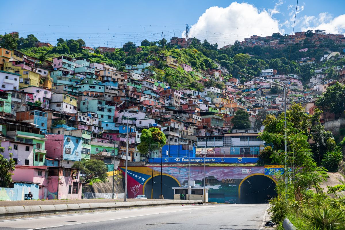 Blick auf die Stadtautobahn von Caracas und den Tunnel El Valle