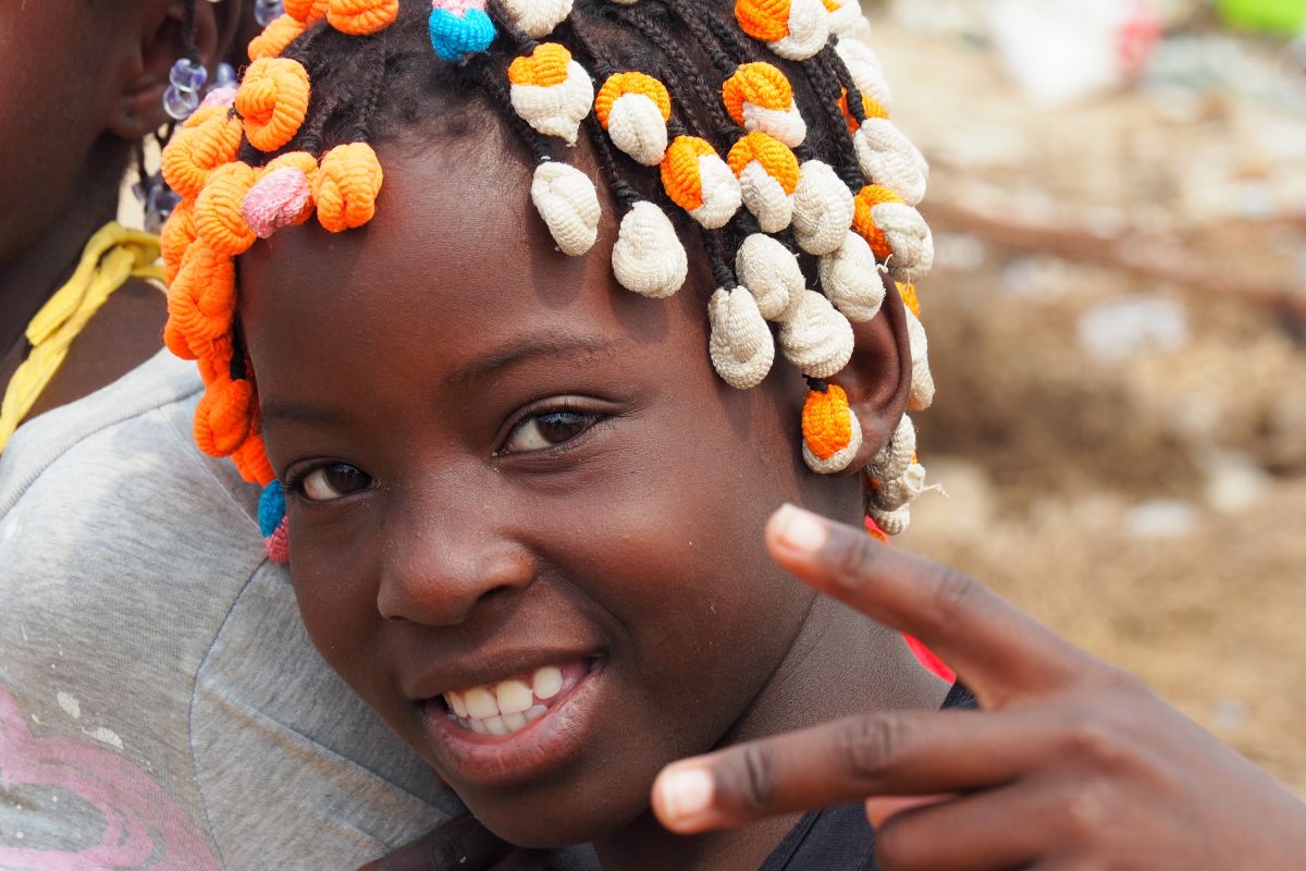 Lächelndes Mädchen in Luanda, Angola – Einblick in die Kultur Afrikas