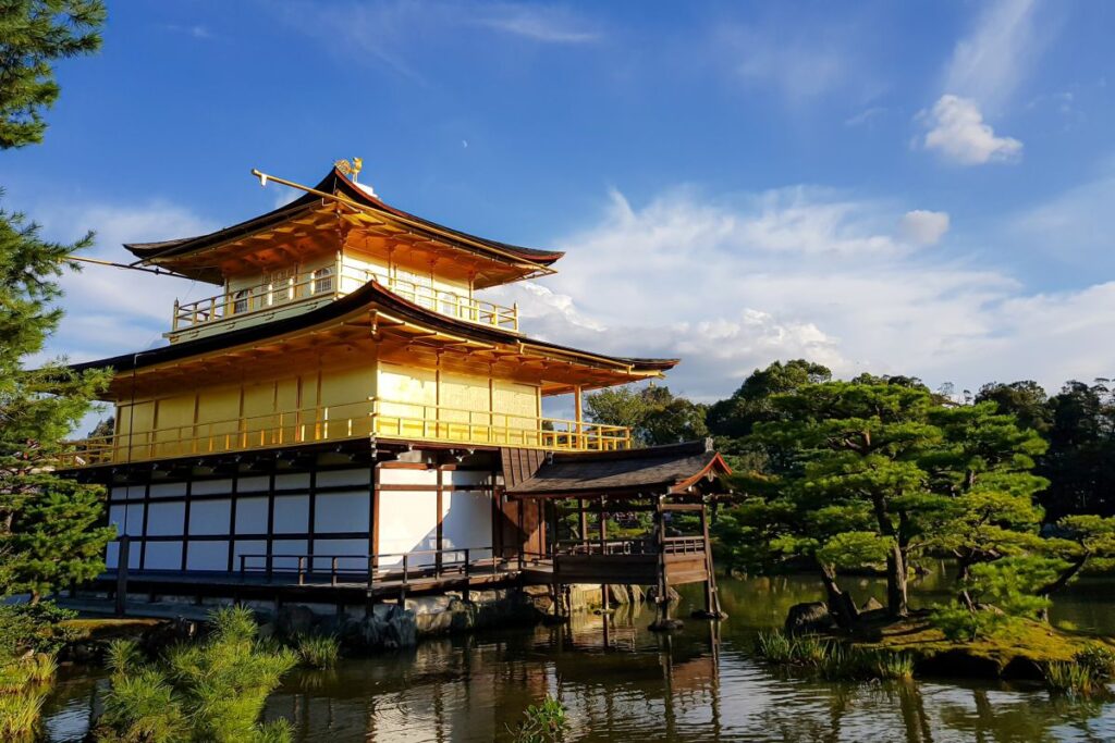 Entspannen Sie am Goldenen Pavillion des Kinkakuji-Tempels in Kyoto, Japan