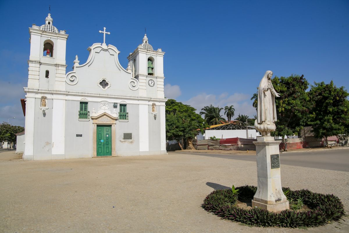 Historische Kirche und Statue in Benguela, Angola - Ein kulturelles Erlebnis