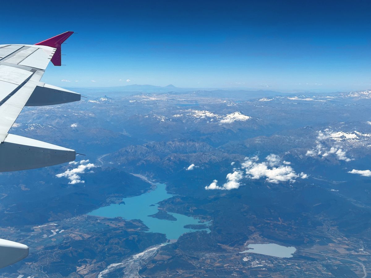 Anflug Flugzeug über die atemberaubende Landschaft Patagoniens in Chile