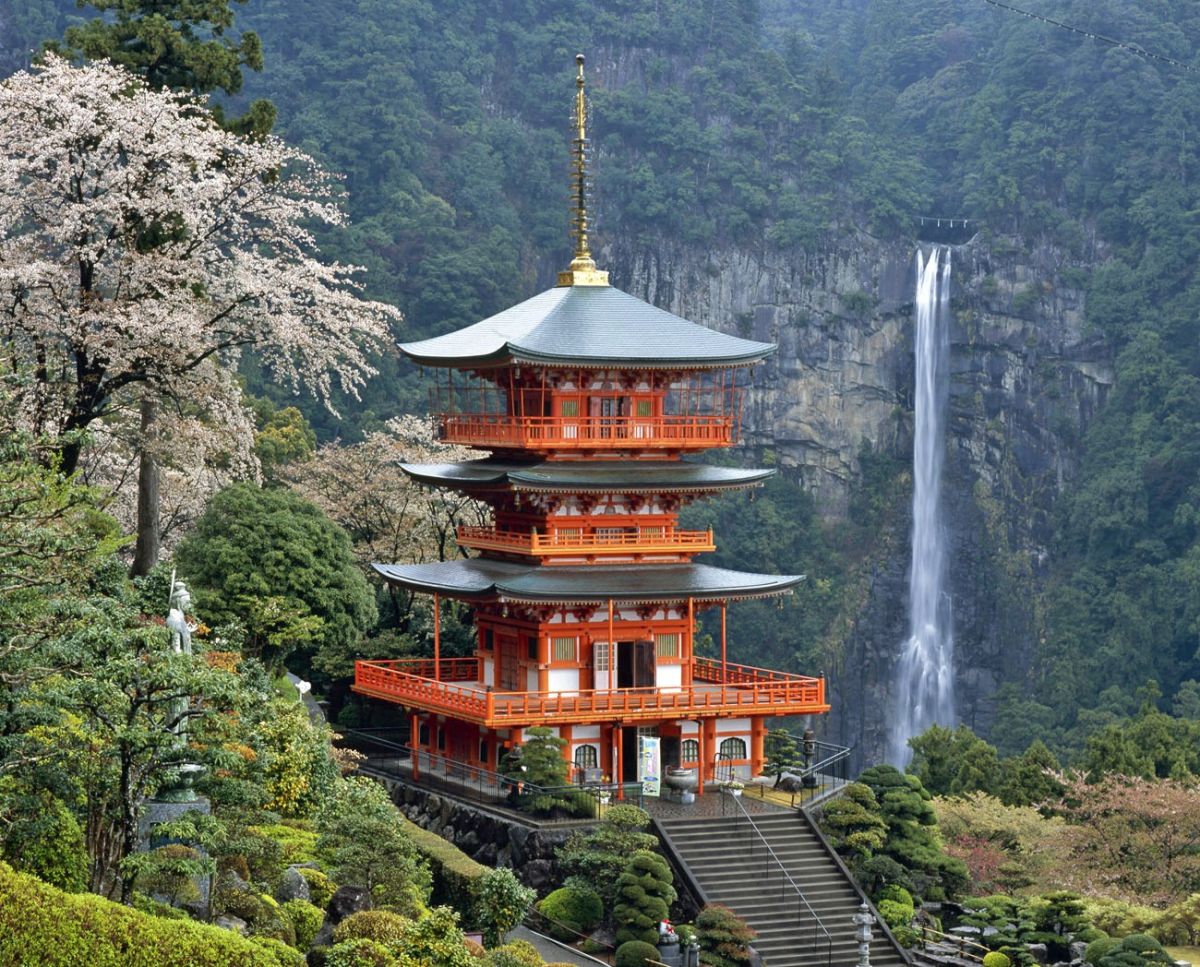 Erleben Sie die zauberhafte Landschaft am Nachi-Wasserfall in Japan
