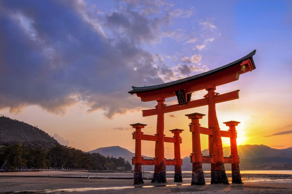 Miyajima: Historisches Torii bei Sonnenuntergang in Japan nahe Hiroshima