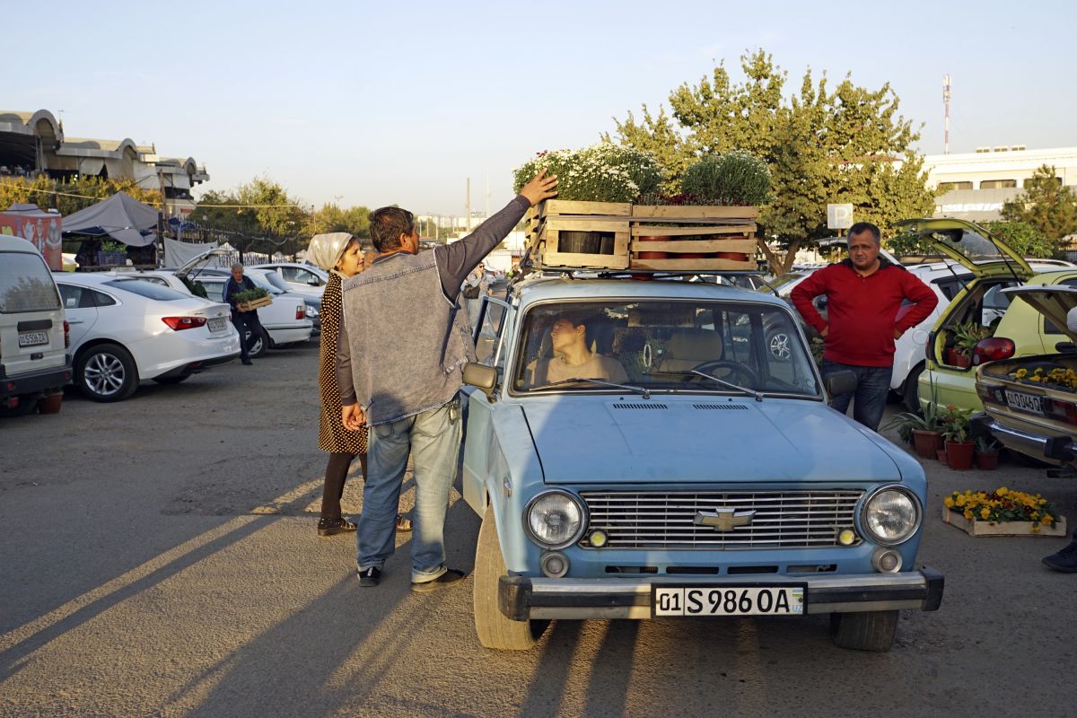 Taschkent Chorsu Basar: Belebter Markt in Usbekistan mit Fahrzeugen und Menschen