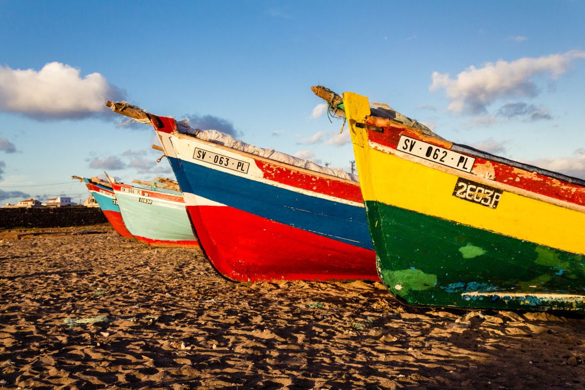 Fischerboote am Strand von Sao Vicente, Kapverden in bunten Farben