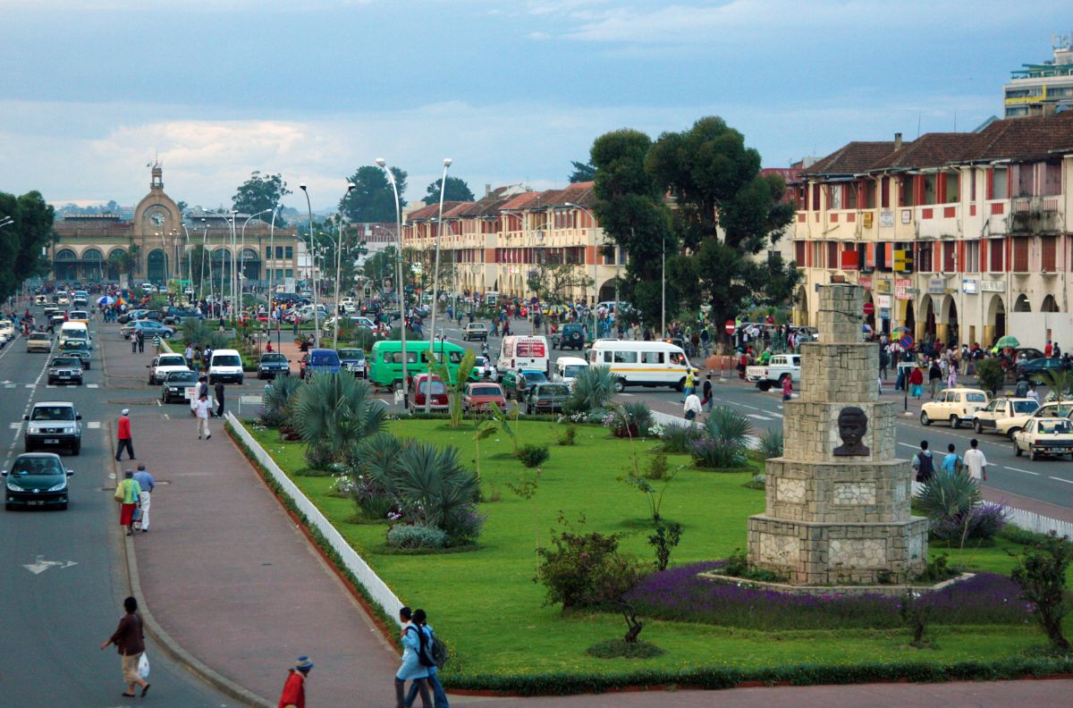 Lebendiges Stadtbild von Antananarivo, Madagaskar mit Verkehr und Architektur