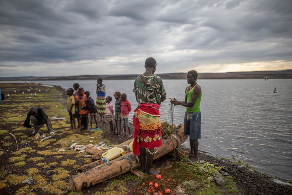 El Molo am Turkana-See: Menschen bereiten sich auf das Fischen vor