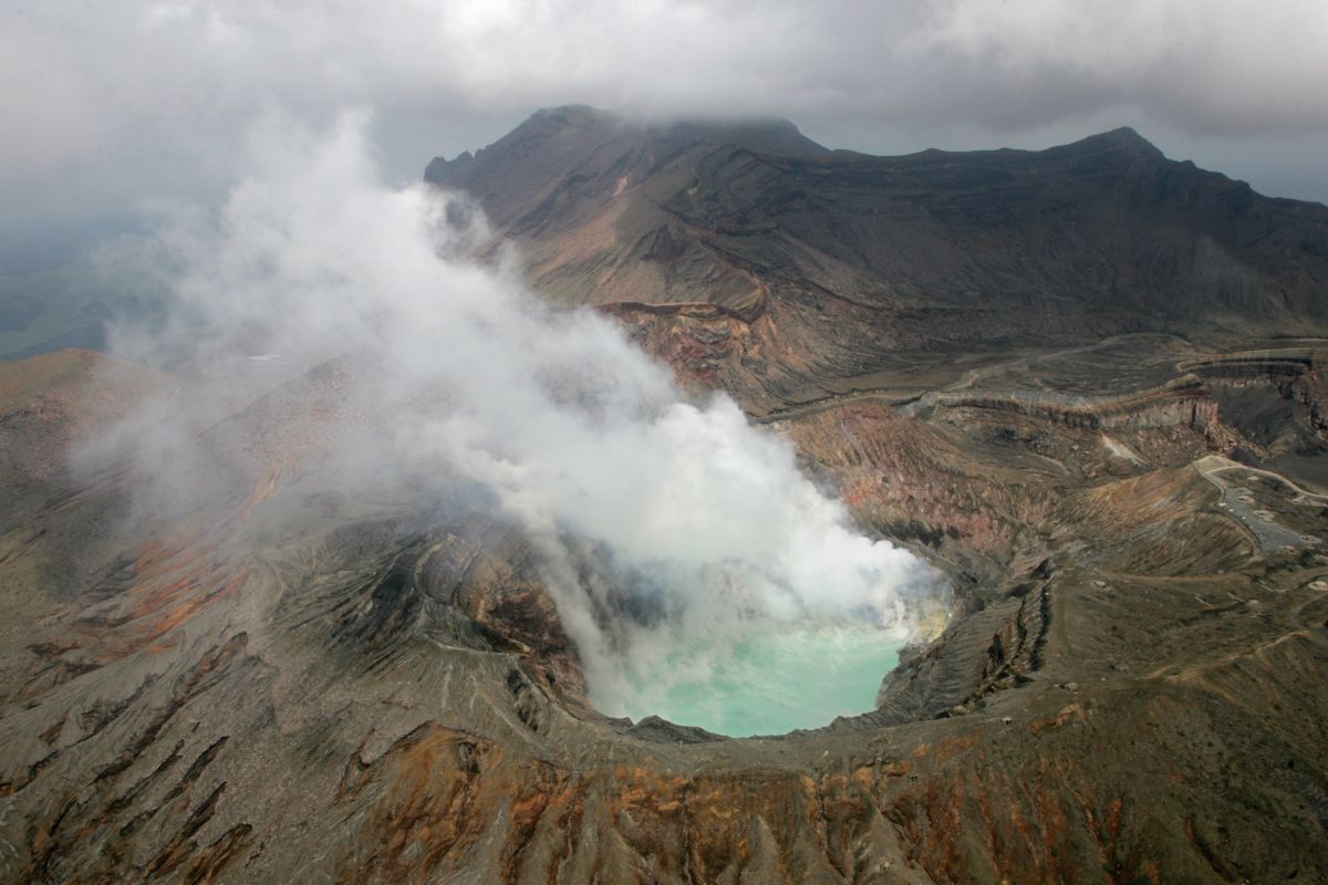 Der Krater des Naka-dake in Aso, Japan: ein faszinierendes Naturschauspiel