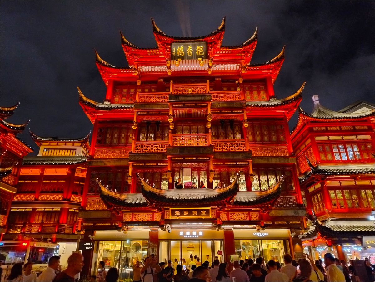 Shanghai: Beleuchtete restaurierte Gebäude in der Altstadt bei Nacht