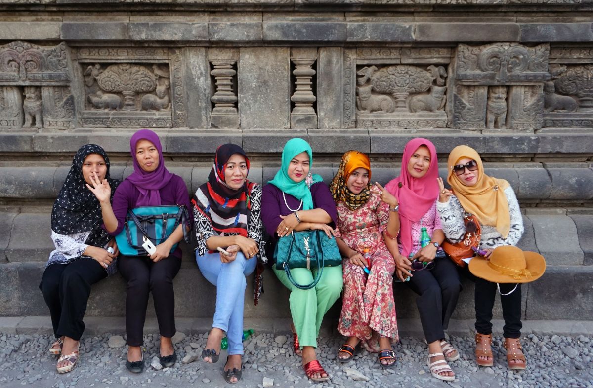 Freundliche Frauen am Tempel Prambanan in Java, Indonesien