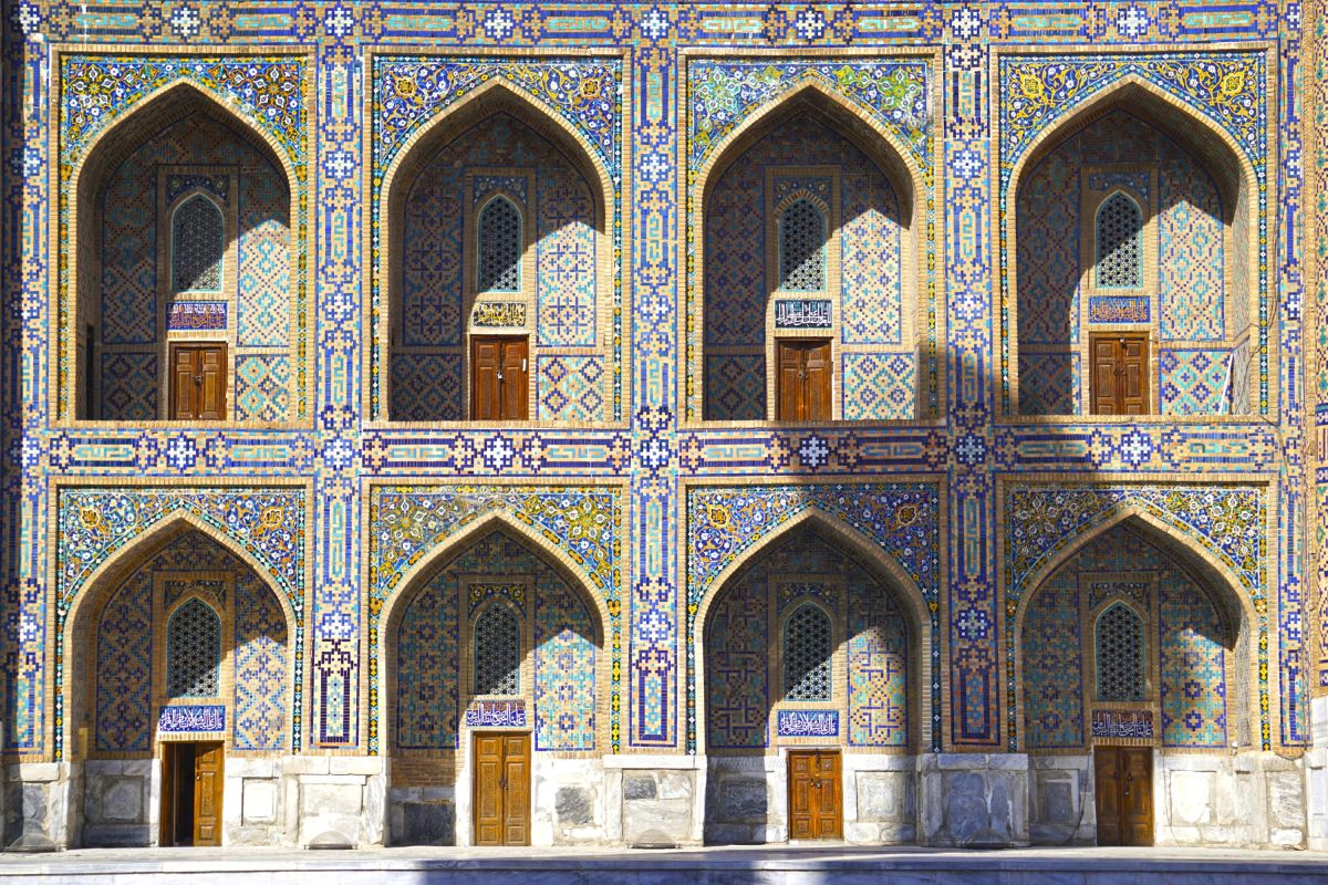 Farbenfrohe Architektur im Innenhof des Registan in Samarkand, Usbekistan