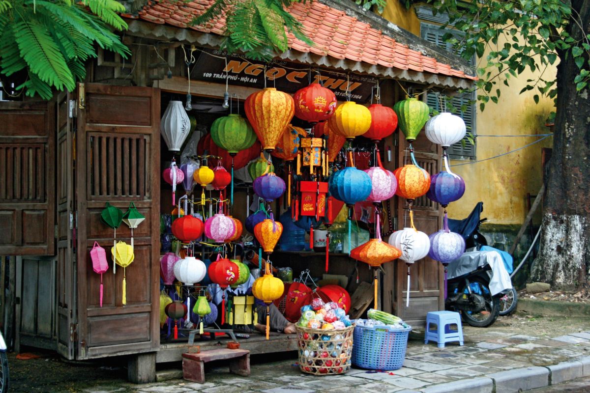 Bunte, handgefertigte Lampen in einem traditionellen Geschäft in Hoi An, Vietnam