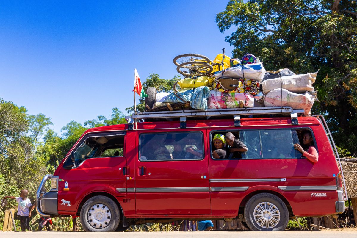 Lokales Minivan-Taxi in Madagaskar mit einer lebhaften Gruppenfahrt