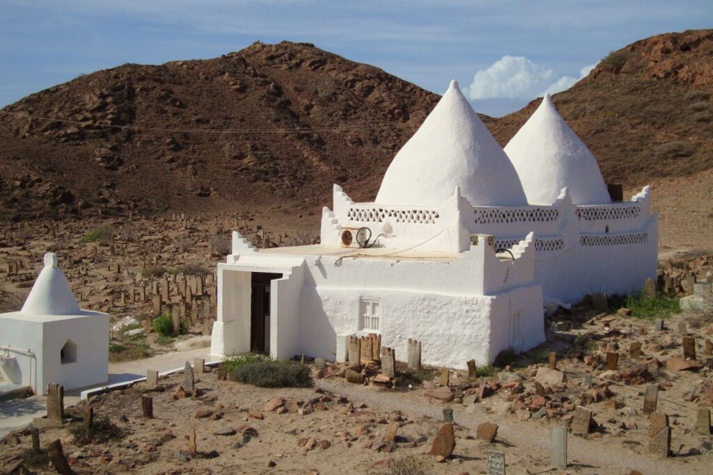 Entdecken Sie das muslimische Grabmal in Oman – eine authentische kulturelle Erfahrung in der Natur