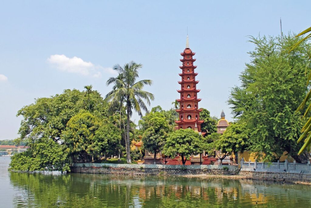 Tran-Quoc-Pagode in Hanoi, Vietnam – Entspannen Sie in der Natur und erleben Sie die Kultur Asiens.