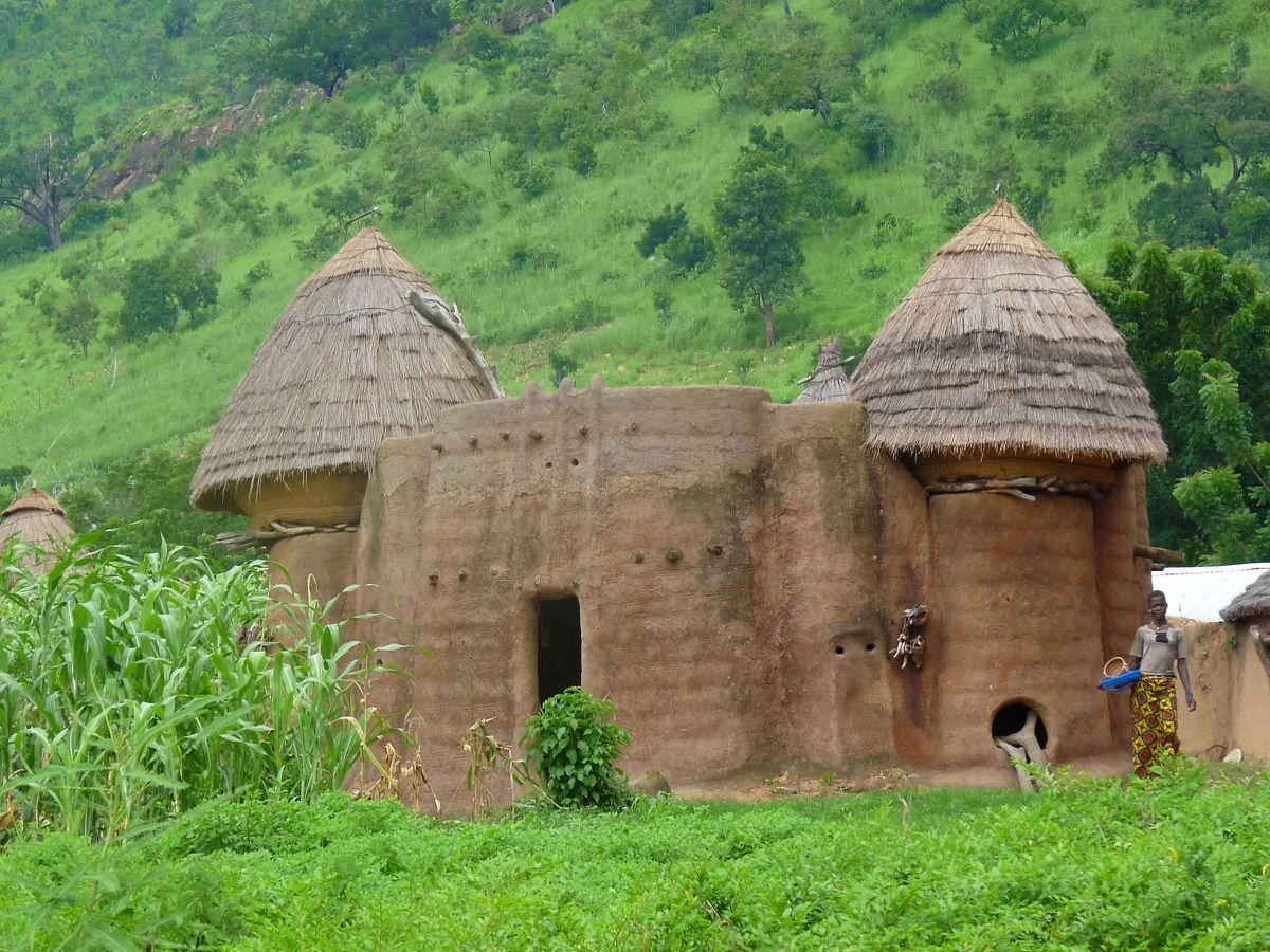Traditionelle Lehmburg in Togo: Authentische Siedlung im grünen Herz Afrikas