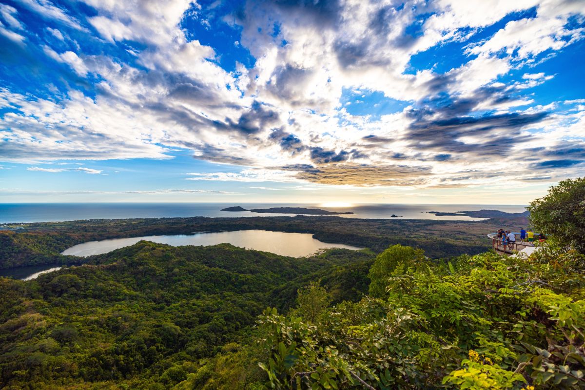 Aussichtspunkt im Lokobe-Nationalpark, Madagaskar mit Blick auf die Küste und den See