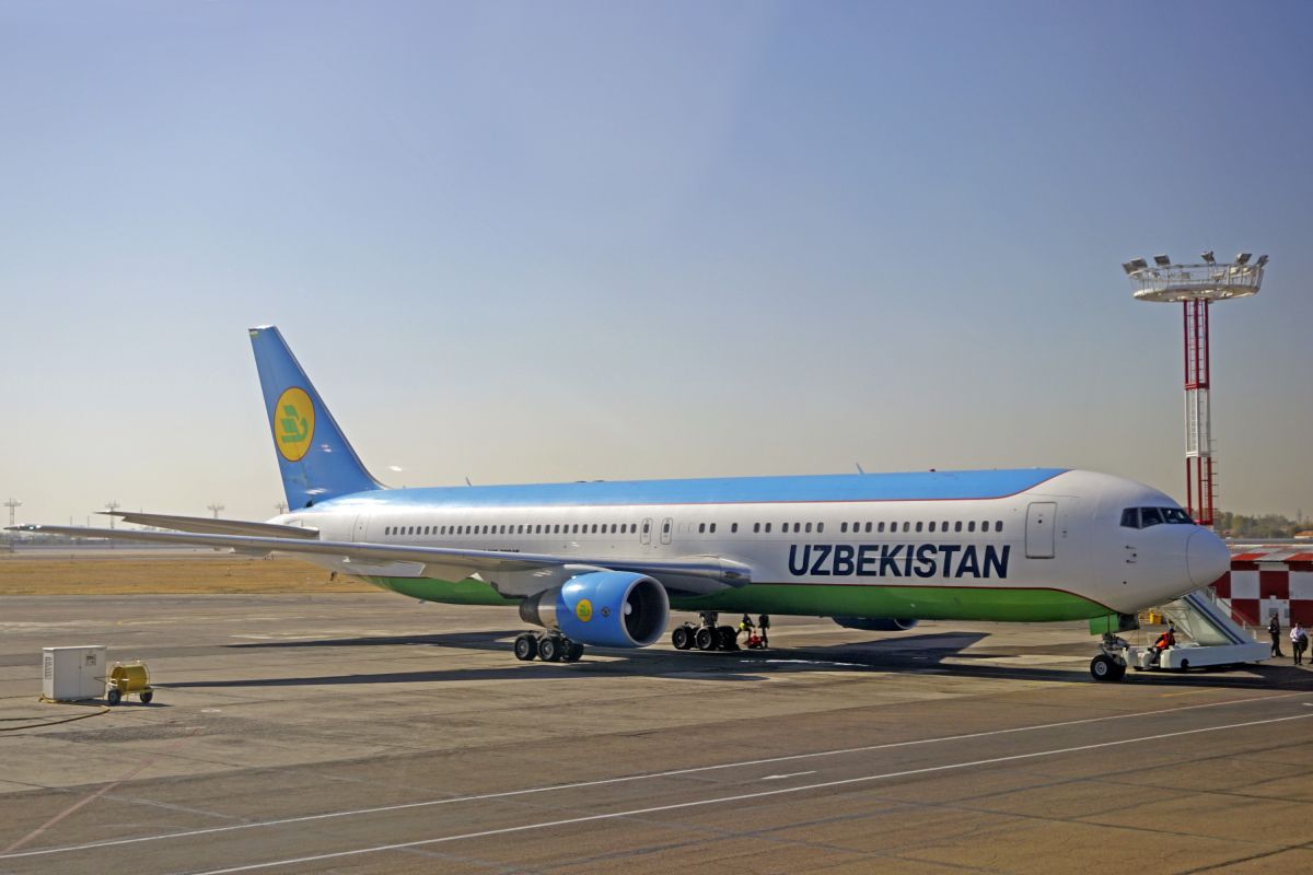 Flugzeug der Uzbekistan Airways am Flughafen in Usbekistan für abenteuerliche Reisen