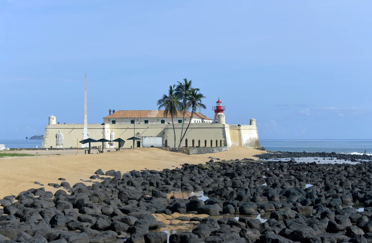 Fort in São Tomé und Príncipe: Entdecken Sie die Küste Afrikas