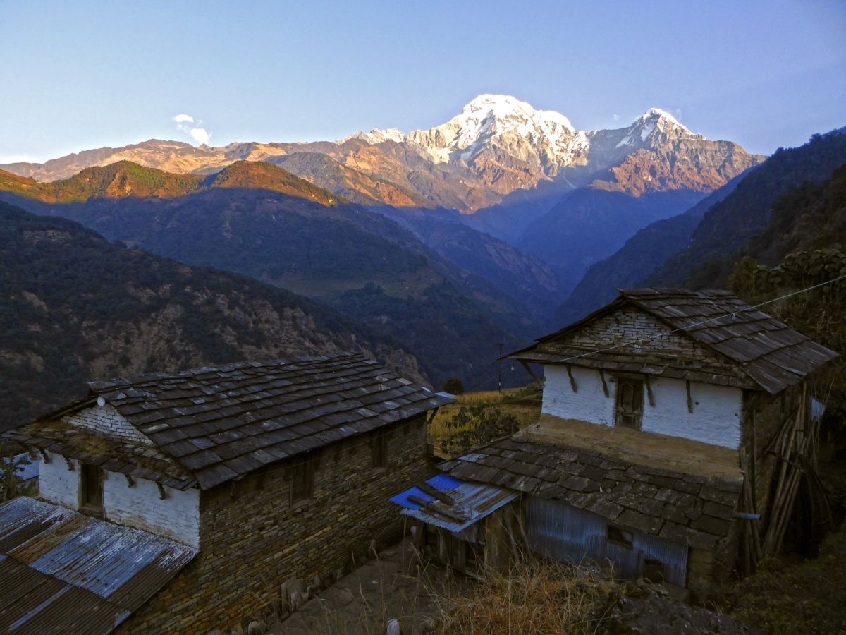 Landruk: Entdecken Sie die beeindruckende Berglandschaft im Annapurna-Gebiet in Nepal.