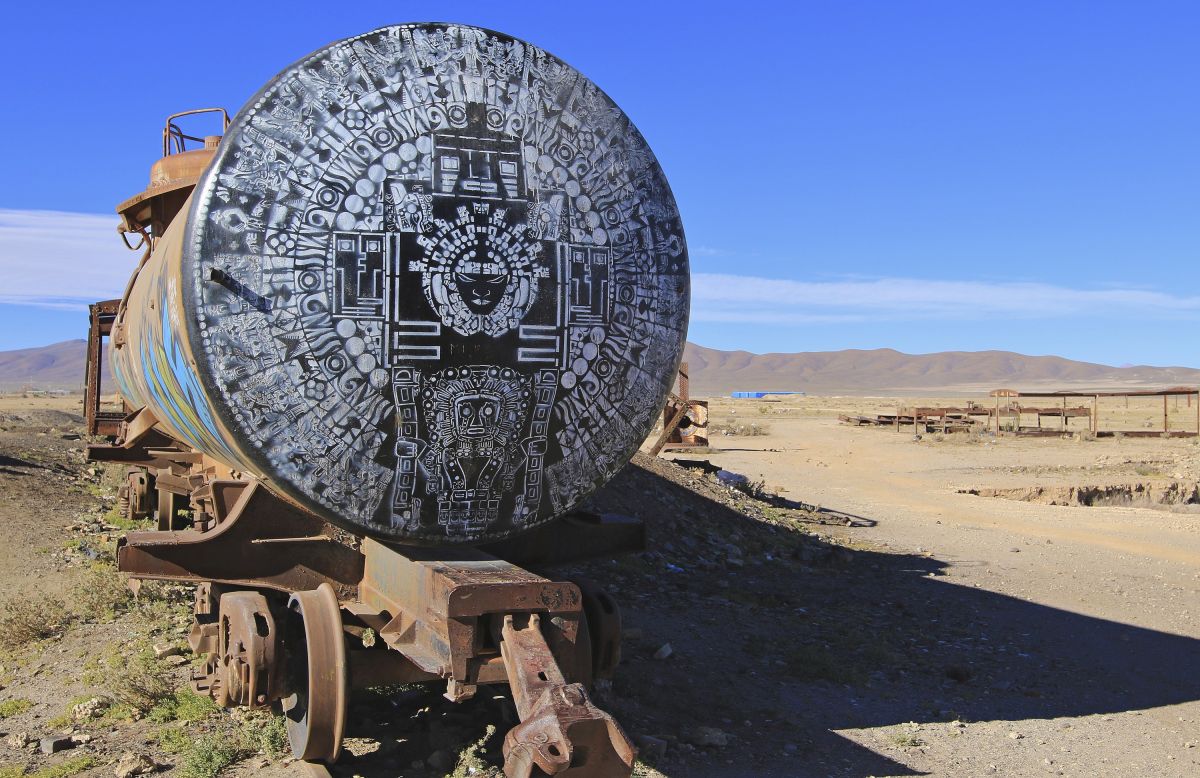 Zugfriedhof von Uyuni - Ein farbenfroher Anblick in Boliviens Wüste