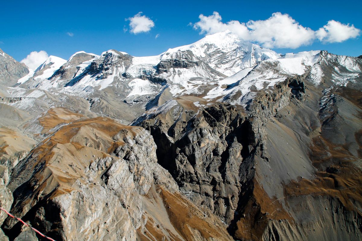 Spektakuläre Blicke auf die Berge und Gletscher in Nepal vom Thorong High Camp.