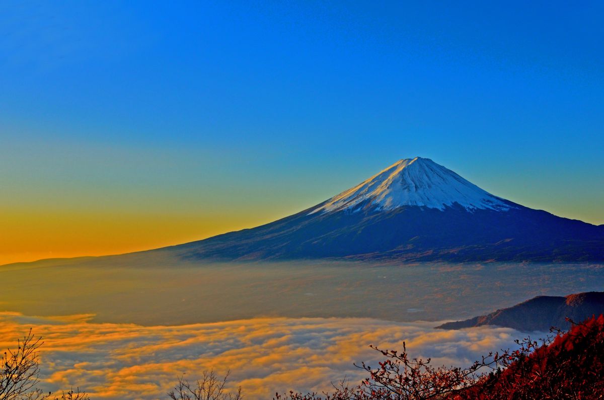 Erleben Sie den atemberaubenden Fuji-san in der warmen Abendsonne Japans.