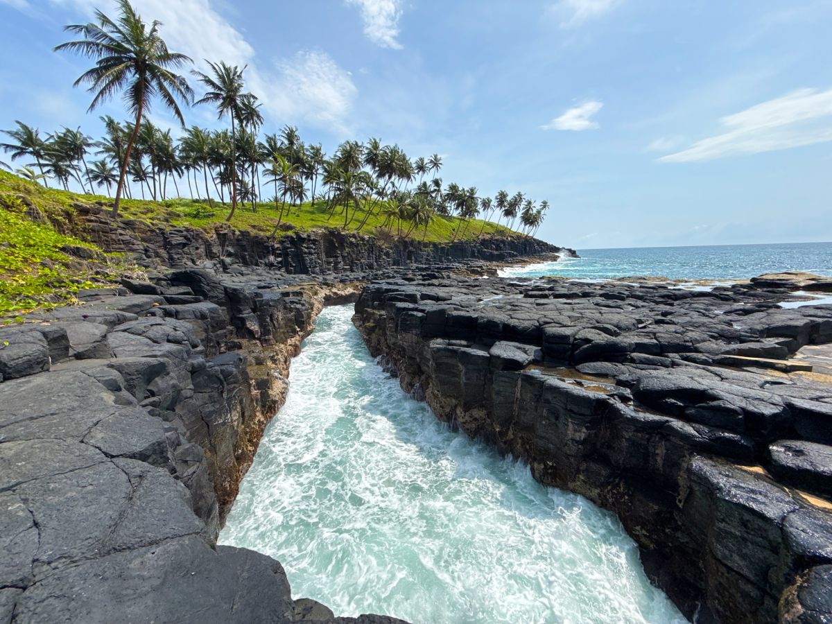Entdecken Sie die beeindruckende Küste beim Boca do Inferno in São Tomé und Príncipe