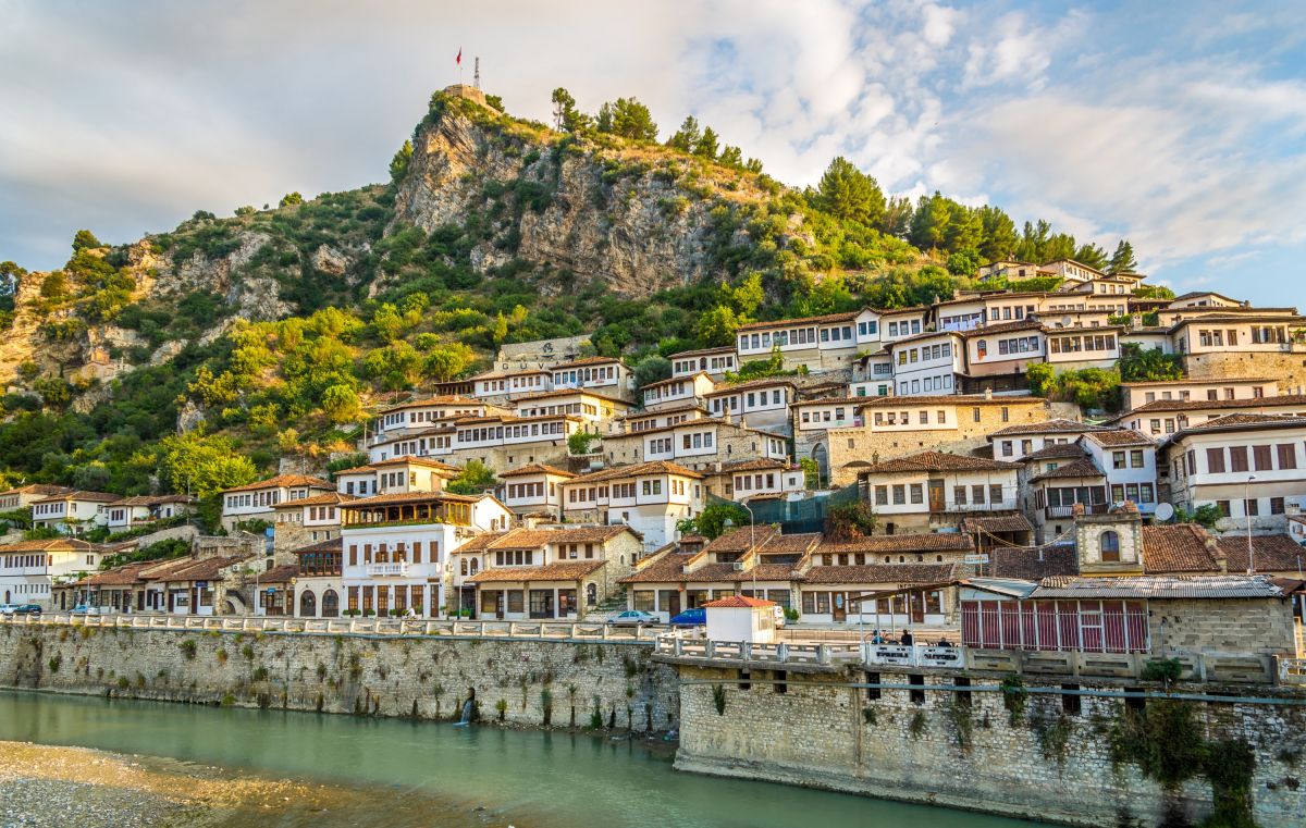 Erleben Sie den Blick auf die Altstadt von Berat in Albanien am malerischen Fluss