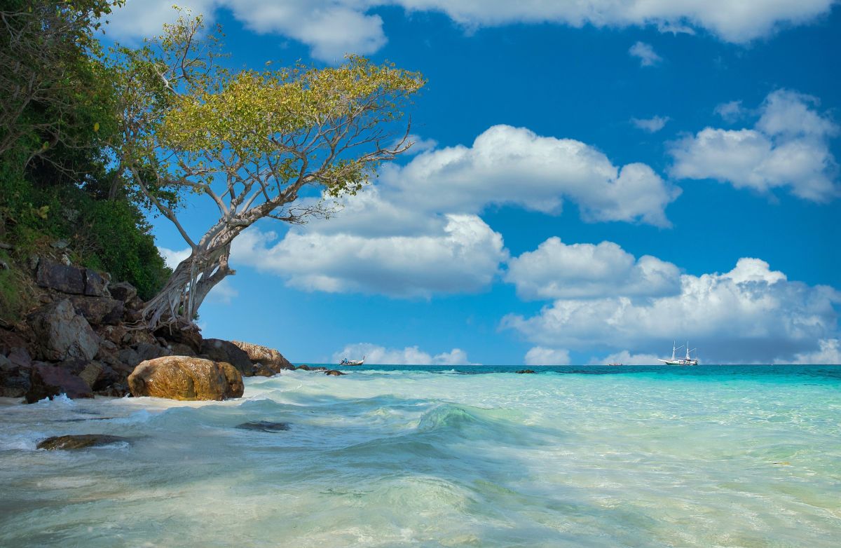 Exotischer Traumstrand in Thailand mit klarem Wasser und üppiger Natur