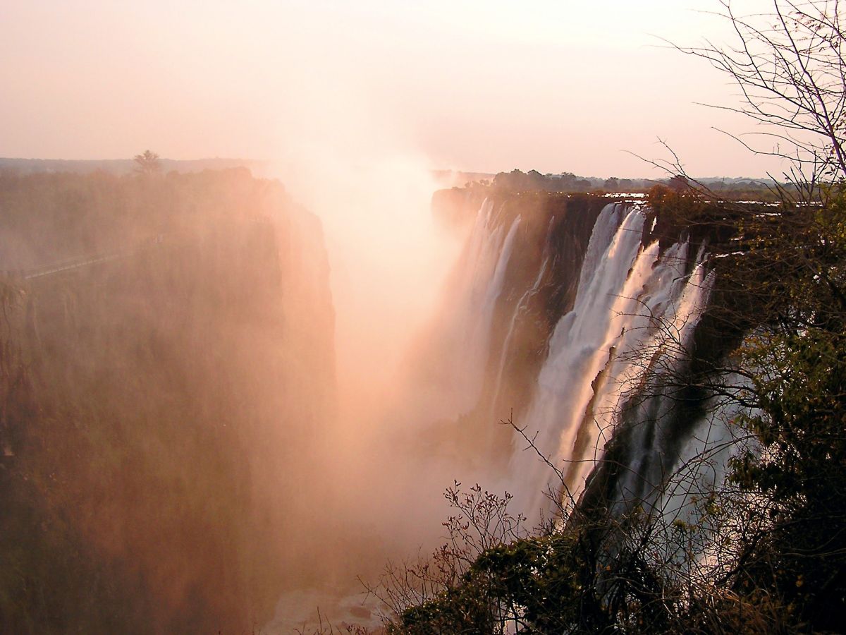 Victoria-Fälle in Sambia – Majestätischer Wasserfall bei Sonnenuntergang