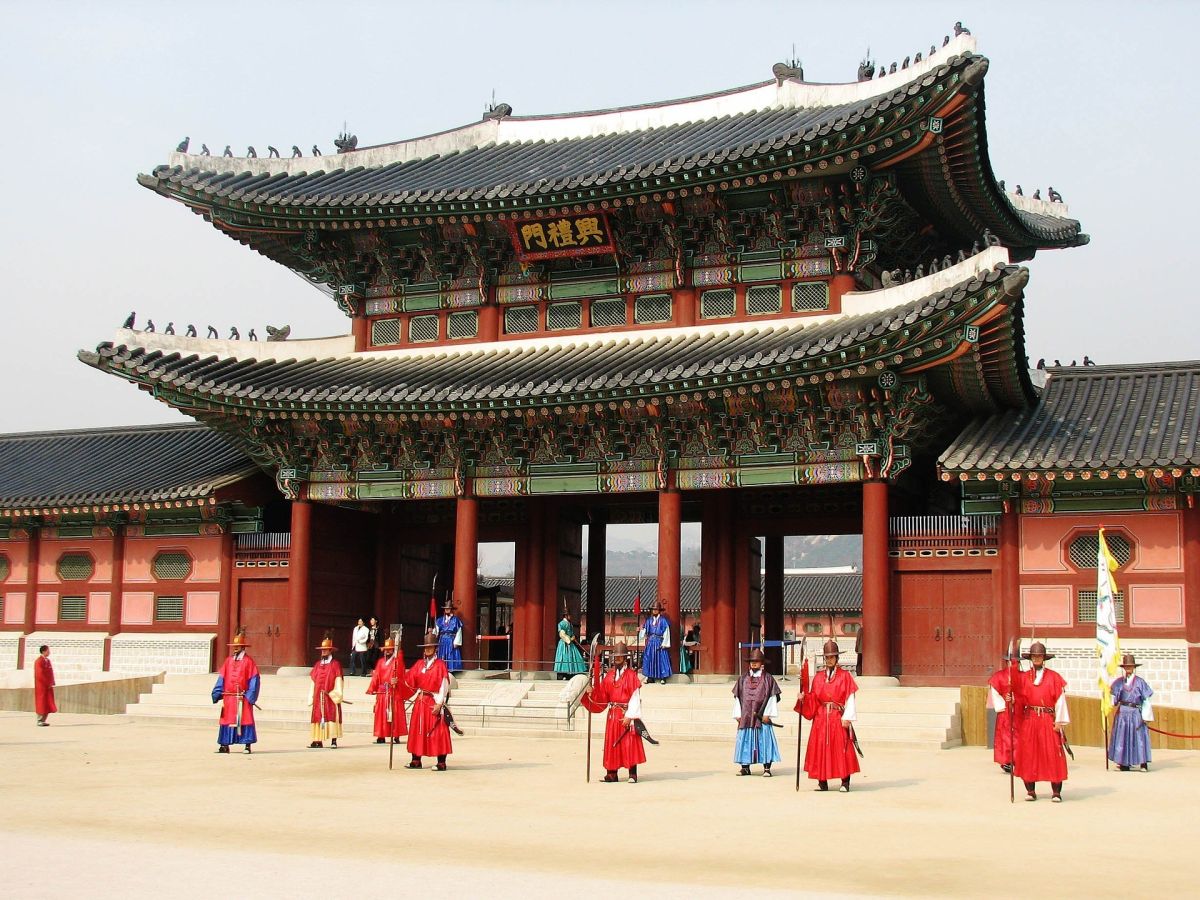 Das Gyeongbukgung-Palasttor in Seoul, Südkorea während des berühmten Wachwechsels erleben