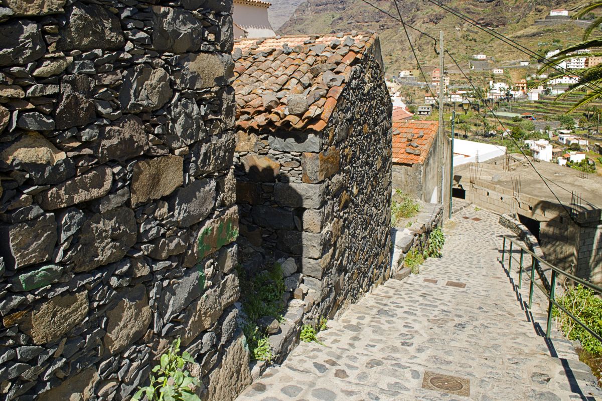Genießen Sie einen Spaziergang durch das malerische Dorf im Valle Gran Rey, Gomera, Spanien.