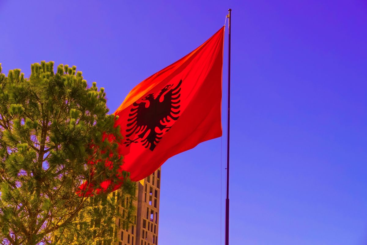 Flagge Albaniens in Tirana - Ein Blick auf die Stadt und ihre Symbole