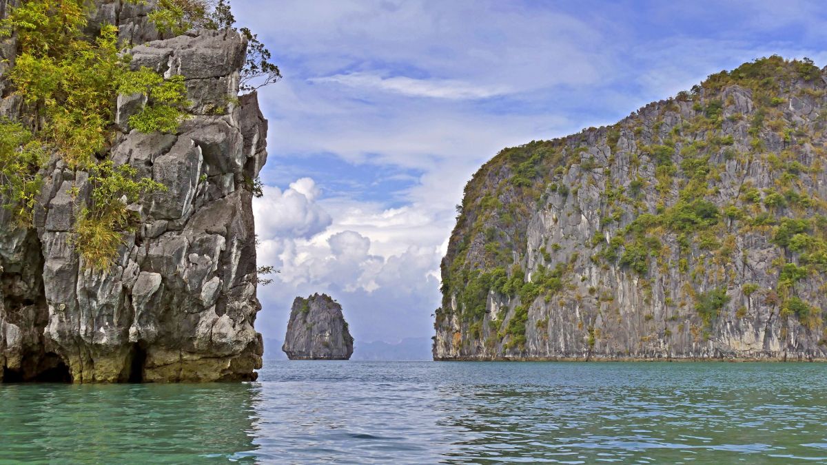 Entspannen Sie an den Karstfelsen der Halong-Bucht in Vietnam