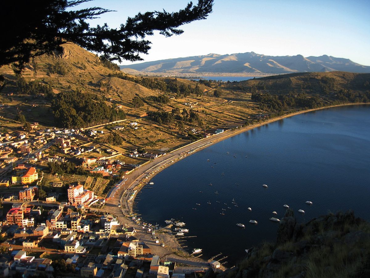 Panoramablick auf die Copacabana am Titicacasee in Bolivien mit beeindruckendem Landschaftsbild.