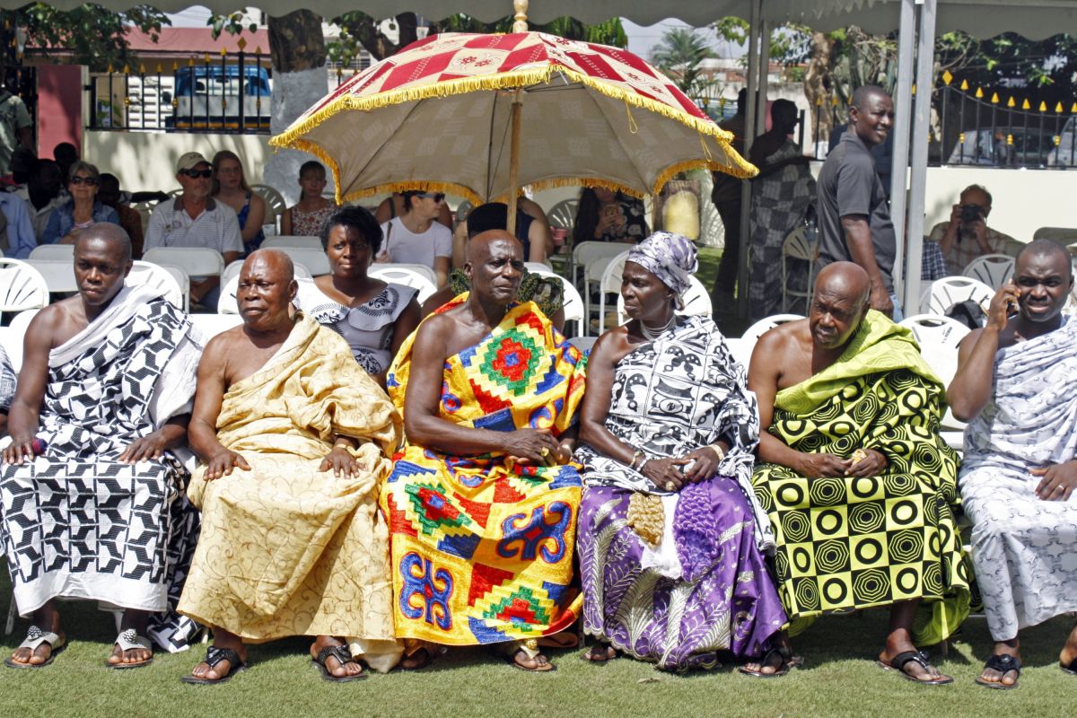 Ashanti-Adel zum Akwasidae unter Sonnenschirm in Kumasi, Ghana