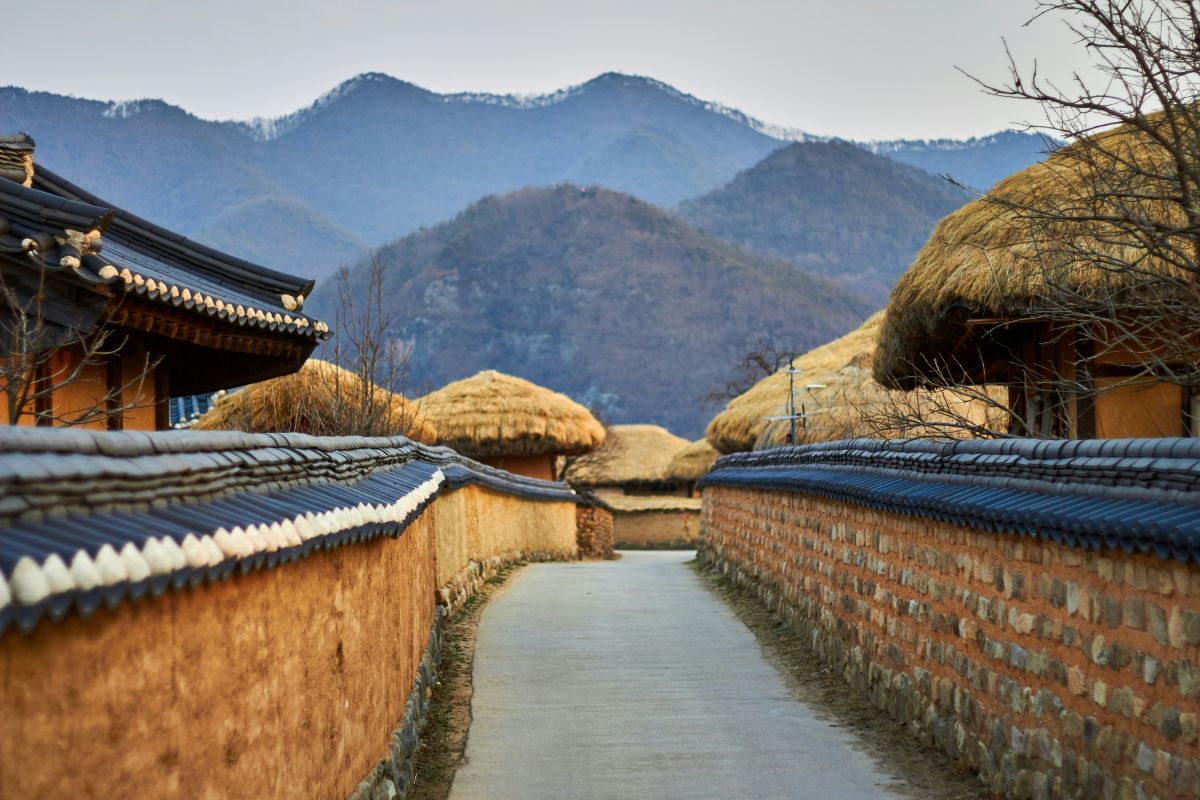 Traditionelle Architektur und Natur in Andong, Südkorea – Ein einladender Ausblick